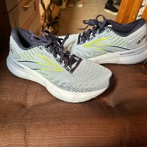 Brooks Sneakers